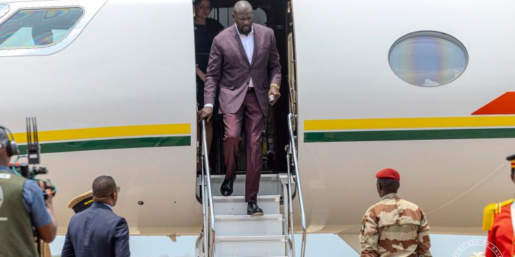 De retour d’une importante mission au Rwanda et au Gabon, Conakry réserve un accueil chaleureux au Président Mamadi Doumbouya