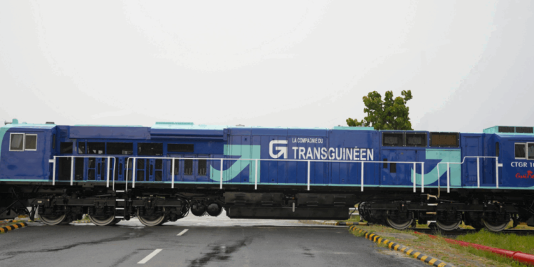 Le Gouvernement guinéen, Simfer et Wabtec dévoilent la première locomotive de Simandou en Inde