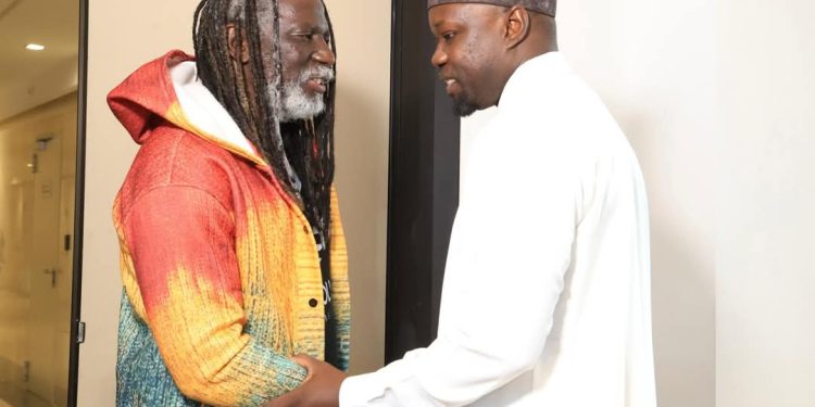 Dakar : Tiken Jah Fakoly reçu en audience par le Premier ministre Ousmane Sonko