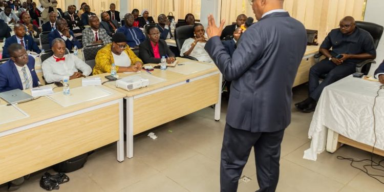 Le Premier Ministre Amadou Oury Bah échange avec les auditeurs en formation au Centre des finances publiques