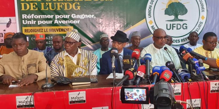 Conférence de presse : CERAG, 14 Fédérations signataires, partisans de la réforme et les exclus de l’UFDG annoncent la naissance du MR-UFDG 