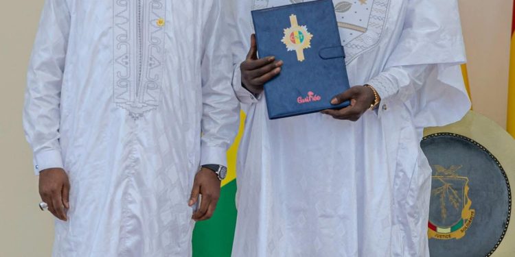 Palais Mohammed V : Le Chef de l’État, S.E. le Général Mamadi Doumbouya, reçoit le projet de Nouvelle Constitution