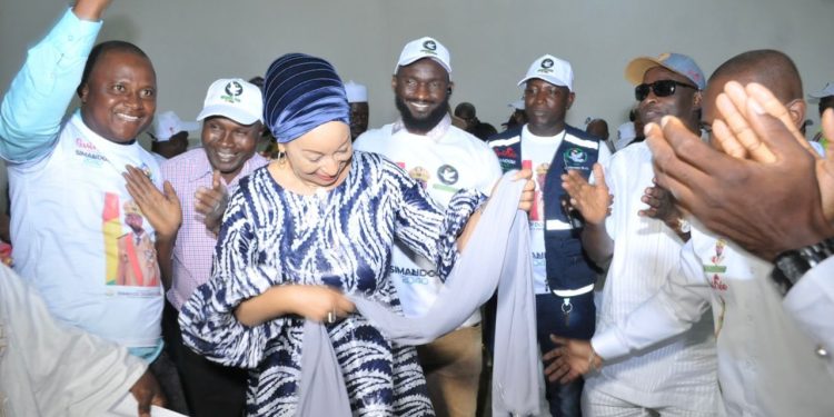 Luanda (Angola) : réunis autour de l’Ambassadrice Diénabou Saifon Diallo, les ressortissants guinéens magnifient leur adhésion aux idéaux du CNRD et de son Président