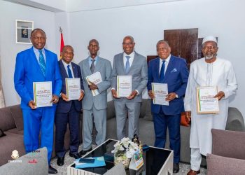 Projet de nouvelle Constitution : le Premier ministre Amadou Oury Bah échange avec ses prédécesseurs