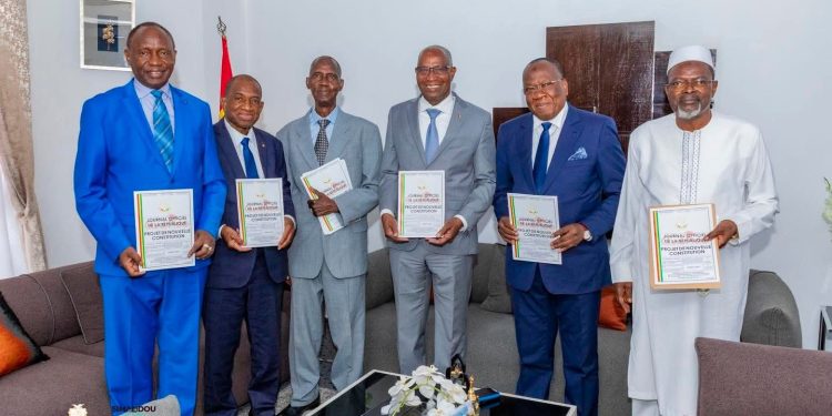 Projet de nouvelle Constitution : le Premier ministre Amadou Oury Bah échange avec ses prédécesseurs