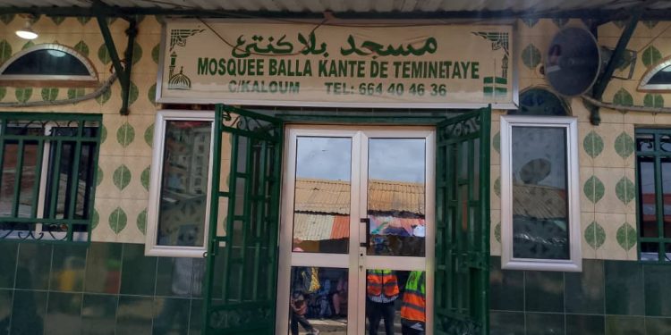 Kaloum : l’AJDK au cœur de l’action citoyenne pour l’assainissement des mosquées
