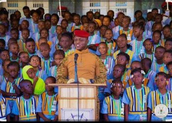 Uniformes scolaires en tissus locaux : et si la Guinée s’inspirait du modèle burkinabè ?