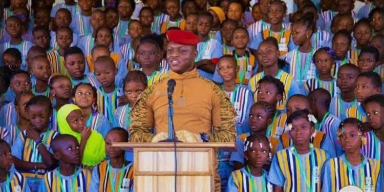 Uniformes scolaires en tissus locaux : et si la Guinée s’inspirait du modèle burkinabè ?