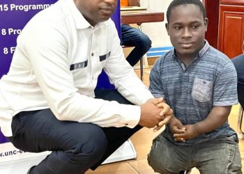 Solidarité : Une bourse universitaire et un ordinateur offerts à Almamy Doumbouya par le fondateur de l’Université Nongo Conakry