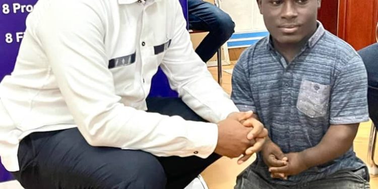 Solidarité : Une bourse universitaire et un ordinateur offerts à Almamy Doumbouya par le fondateur de l’Université Nongo Conakry