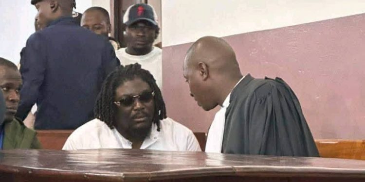 Urgent – Tribunal de Coyah : Singleton retourne en prison, sa demande de liberté rejetée