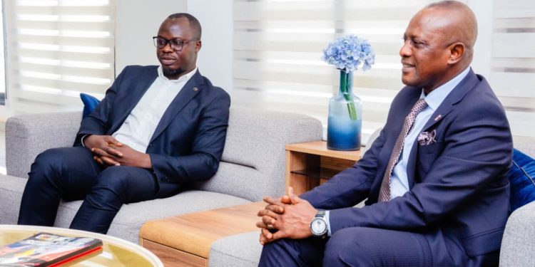 Élections Présidentielles 2025 : Le CNOSCG rencontre le Ministre Fana, pour le renforcement de la lutte contre la désinformation