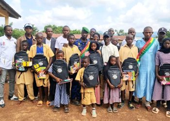 Badougoula : L’ONG Mali Chez Moi et les ressortissants de Côte d’Ivoire offrent des kits scolaires aux élèves