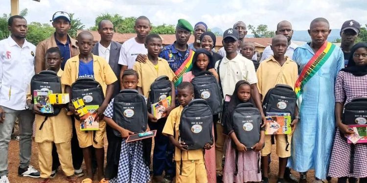 Badougoula : L’ONG Mali Chez Moi et les ressortissants de Côte d’Ivoire offrent des kits scolaires aux élèves