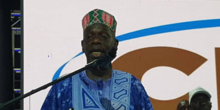 Cheick Farba Tidiane, ancien griot de Cellou Dalein, rejoint la mouvance présidentielle aux côtés du ministre Ousmane Gaoual Diallo