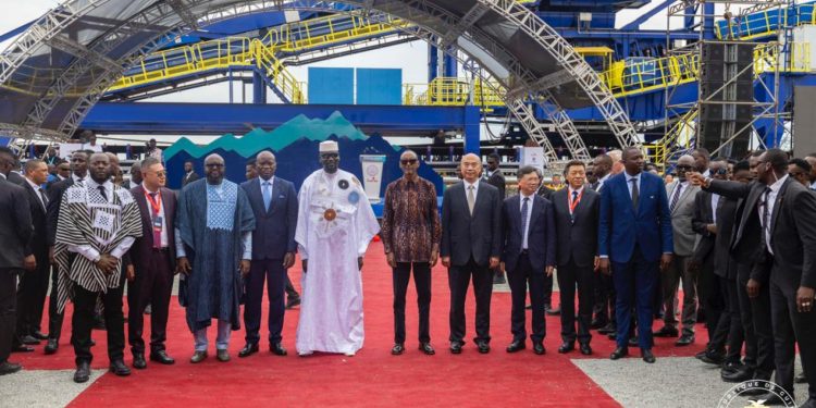 Port de Morebayah : le Président Mamadi DOUMBOUYA, en compagnie de ses homologues Paul KAGAMÉ et Brice Clotaire NGUEMA, lance l’exploitation du minerai de fer de Simandou