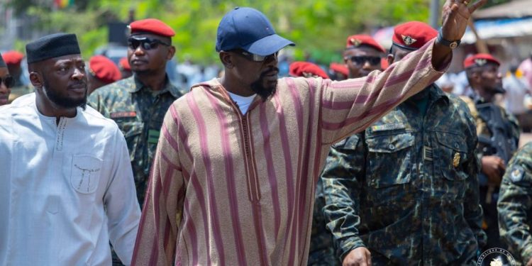 Kaloum : le Président Mamadi Doumbouya renforce le lien avec les populations à travers une marche de proximité