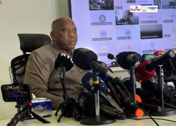 Tibou KAMARA cherche des poux sur un crâne rasé !