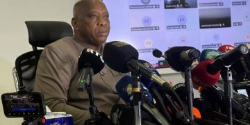 Tibou KAMARA cherche des poux sur un crâne rasé !