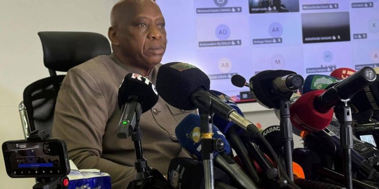 Tibou KAMARA cherche des poux sur un crâne rasé !