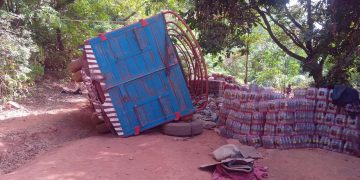 Accident sur la route Gayah–Mali : un camion de jus se renverse