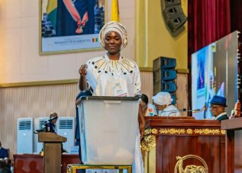 Session inaugurale de la nouvelle législature : la plus jeune députée, Hadja Idrissa Bah, secrétaire de séance