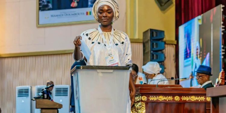 Session inaugurale de la nouvelle législature : la plus jeune députée, Hadja Idrissa Bah, secrétaire de séance