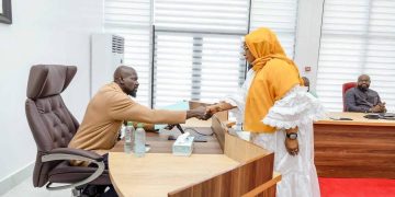 Djenabou Touré prête serment devant le président Mamadi Doumbouya